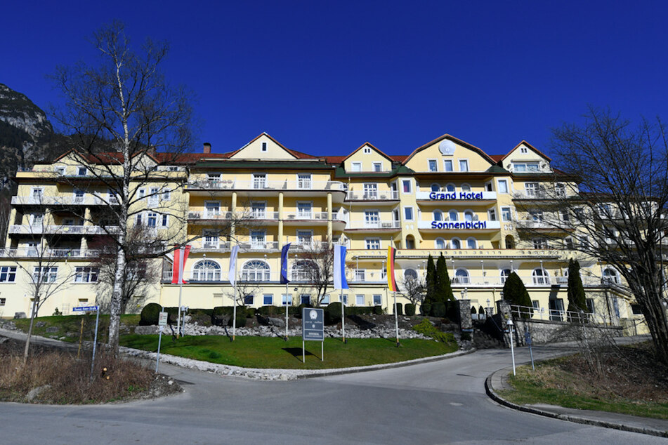 Fahnen wehen vor dem Vier-Sterne-Haus "Grand Hotel Sonnenbichl". Der König von Thailand wohnt trotz Coronavirus-Krise angeblich aktuell in diesem Luxushotel.