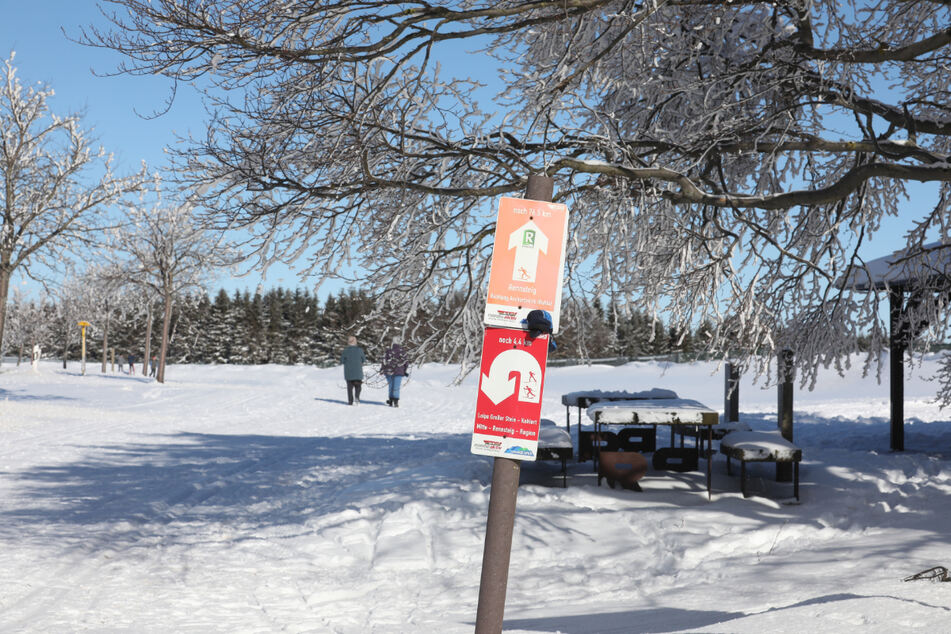 Hinweisschilder stehen am Rennsteig im Thüringer Wald. Für die nächsten Tage ist winterliches Wetter vorhergesagt. Auch im Tiefland soll es Schneeschauer geben. (Archivbild)