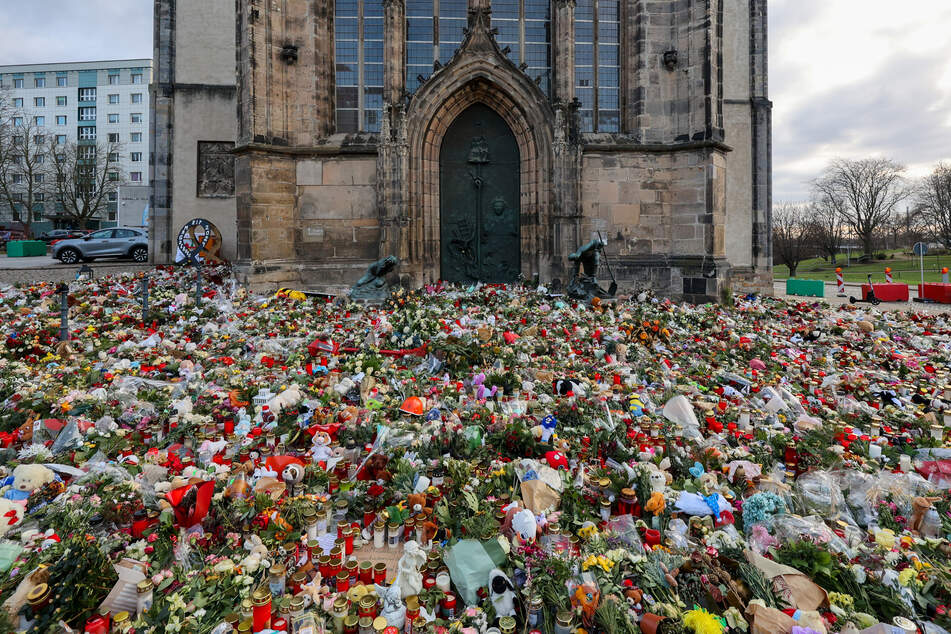 Das Blumenmeer vor der Johanniskirche soll demnächst gepflegt werden.