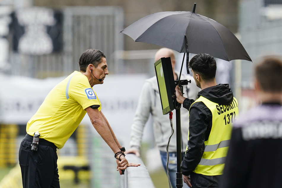 Die Schiedsrichter stehen nicht selten selbst im Regen mit dem VAR. Hier Deniz Aytekin (44).