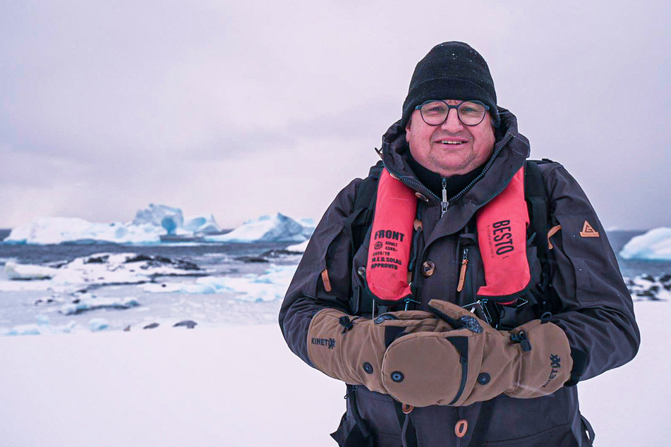 Dick eingemummelt im antarktischen Eis: MDR-Reisefilmer Thomas Junker (66).