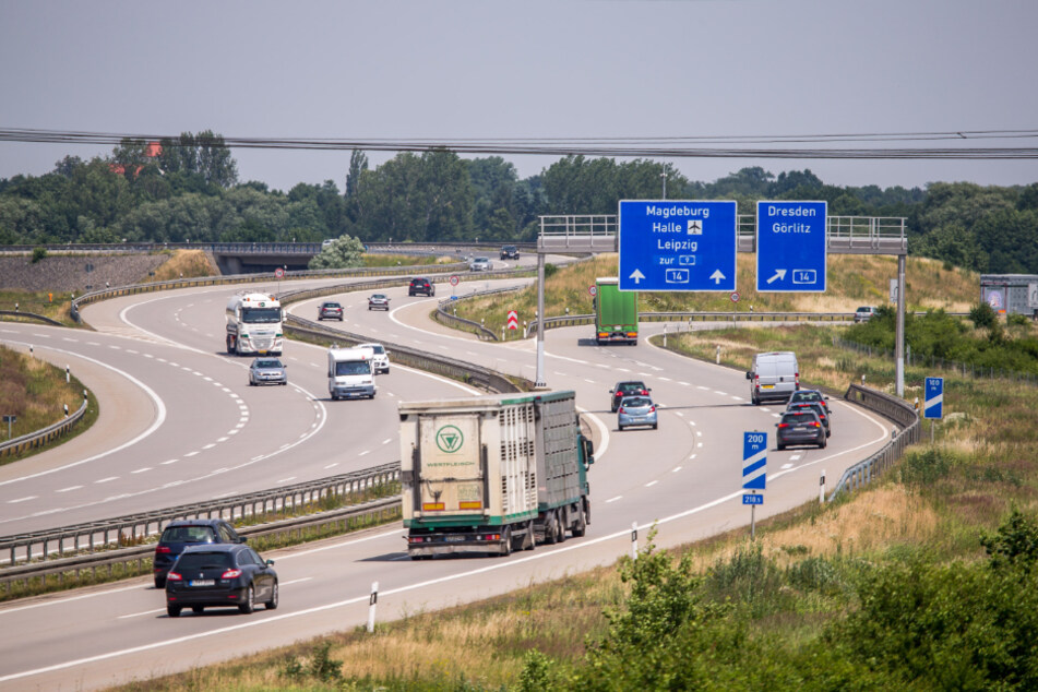 Auf der A14 kam es zu einem Unfall, bei dem zwei Menschen verletzt und zahlreiche Autos durch umherfliegende Trümmerteile in Mitleidenschaft gezogen wurden. (Archivbild)