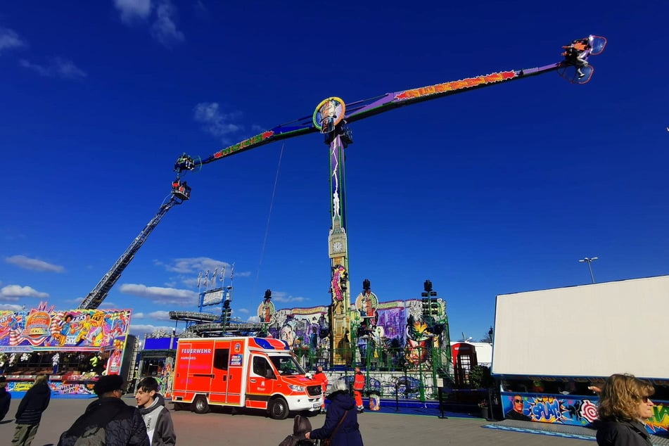 Rettungskräfte auf dem Hamburger Dom.