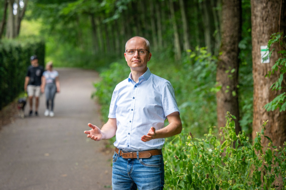 Wege-Aktivist Ivo Partschefeld (45) steht in Rabenstein auf einem bislang nicht öffentlichen Verbindungsweg von der Thomas-Müntzer-Höhe zum Stausee Rabenstein.