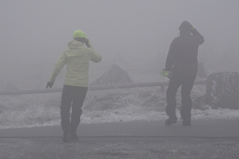 Trotz eisiger Temperaturen und des Schneesturms wagen sich vereinzelte Abenteurer am Freitag auf den Brocken im Harz.