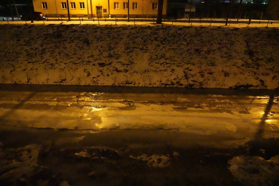 Der Mann stürzte am Mittwochabend einen Abhang zur Weißeritz hinunter.