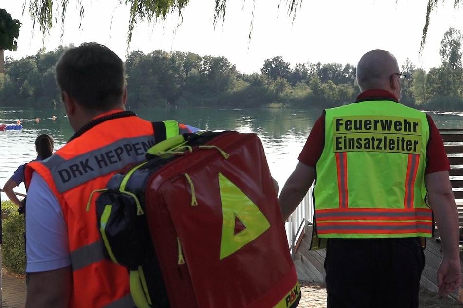 Mitarbeiter der DLRG leisteten auf der Schwimminsel Erste Hilfe - letztlich vergebens.