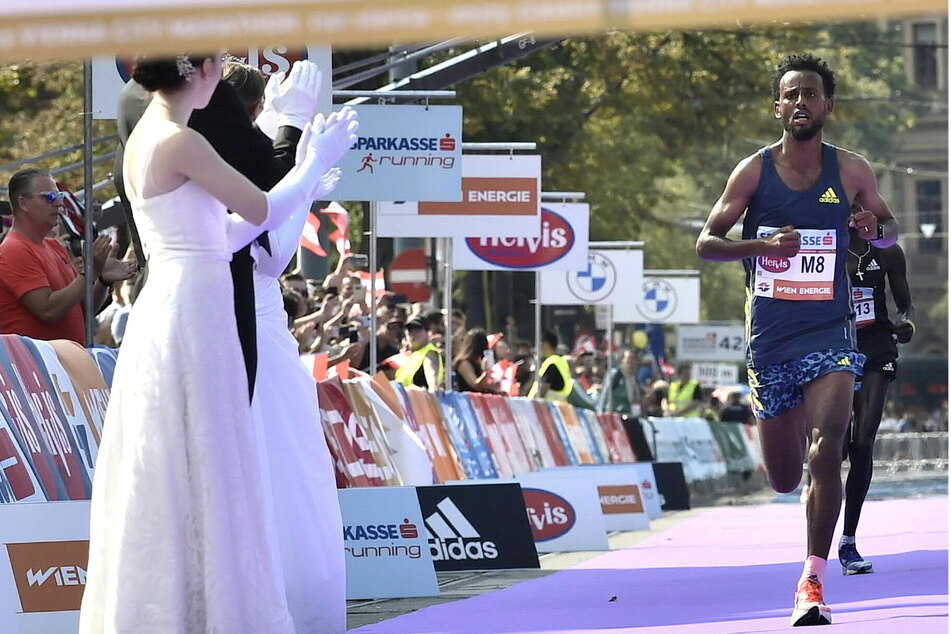 Derara Hurisa erreichte beim Wien-Marathon 2021 als erster das Ziel. Der Sieg wurde ihm aber noch aberkannt.