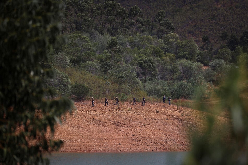 Portugiesische Polizisten durchqueren einen Wald. (Symbolbild)