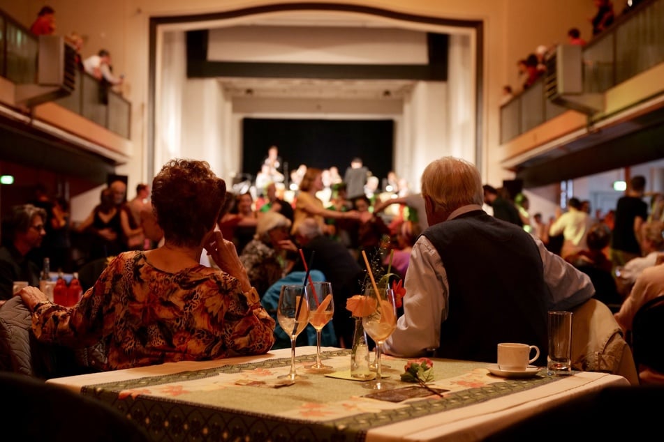Beim Tanztee im Pieschener Zentralwerk ist das Tanzparkett schnell gefüllt.