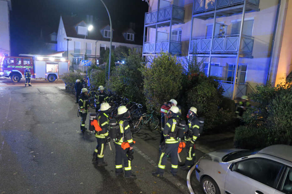 Die Einsatzkräfte brachten die Männer ins Freie und dann in eine Krankenhaus.
