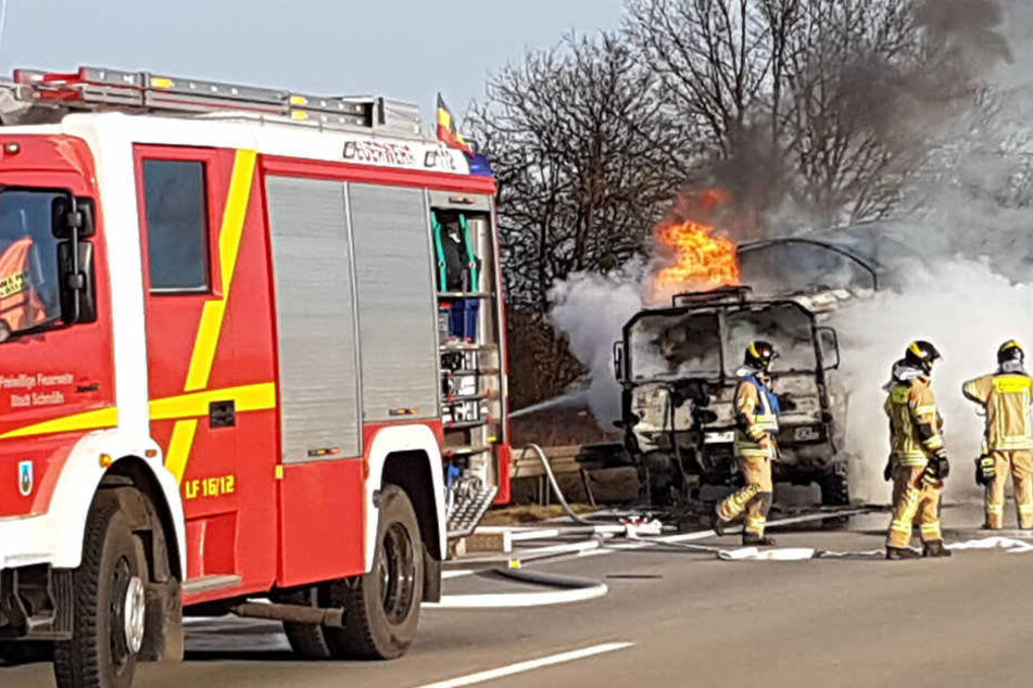 Als die Feuerwehr eintraf, stand das Fahrzeug schon in Flammen.