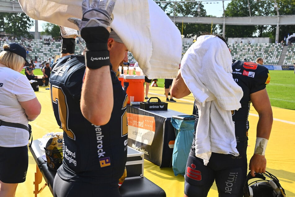 Die Hitze machte allen Spielern der Dresden Monarchs und Kiel Baltic Hurricanes im Heinz-Steyer-Stadion zu schaffen.