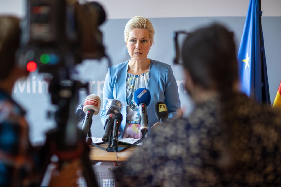 Manuela Schwesig (SPD), Ministerpräsidentin von Mecklenburg-Vorpommern, beantwortet nach der Kabinettssitzung Fragen von Medienvertretern zur aktuellen Corona-Lage.