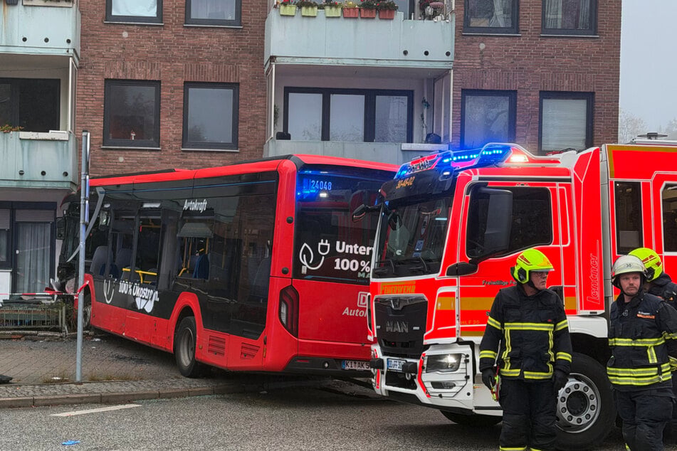 Die Busfahrerin wurde eingeklemmt und musste befreit werden.