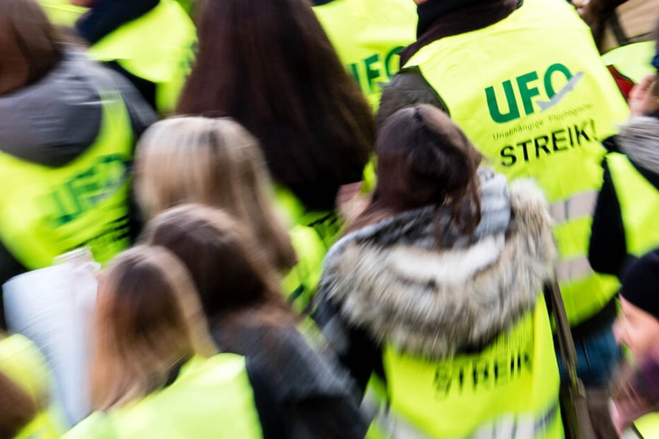 Die Flugbegleiter-Gewerkschaft Ufo will ihre Mitglieder zum Streik bei der Lufthansa aufrufen.