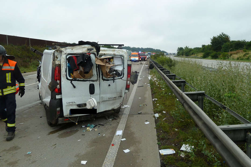 Der Opel-Transporter überschlug sich mehrmals.
