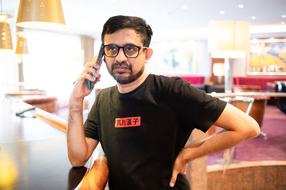 Pratap Pillai steht in der Bar des Hotels Europäischer Hof und telefoniert mit einem Kunden in Singapur.