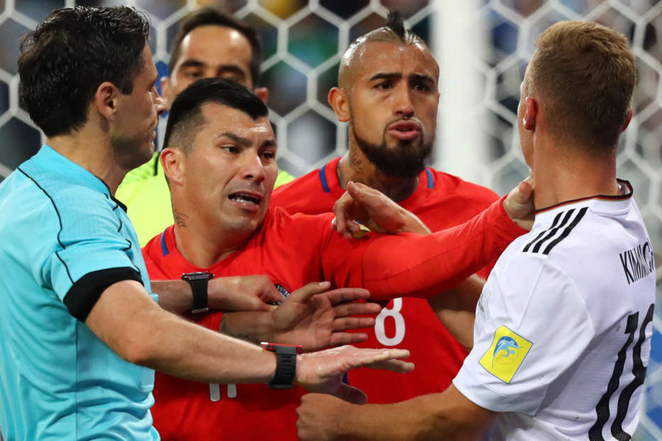 Bei Bayern München in einer Mannschaft, beim Confederations Cup Gegner: Arturo Vidal (2.v.r.) und Joshua Kimmich (r.)