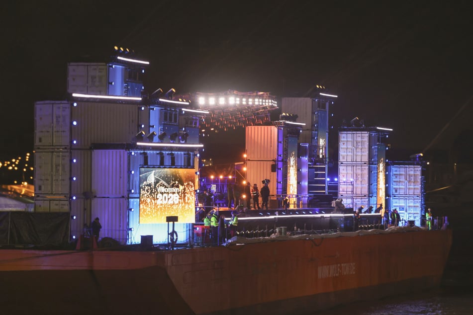 Die Show findet auf einer schwimmenden Bühne statt.