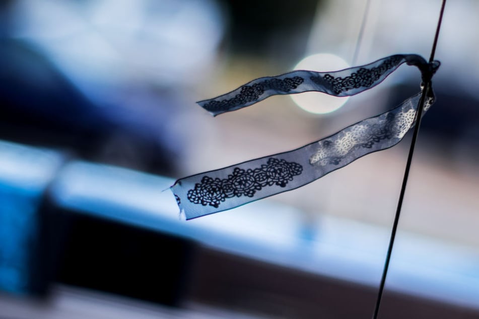 Trauerflor an einem Polizeiauto (Symbolbild).