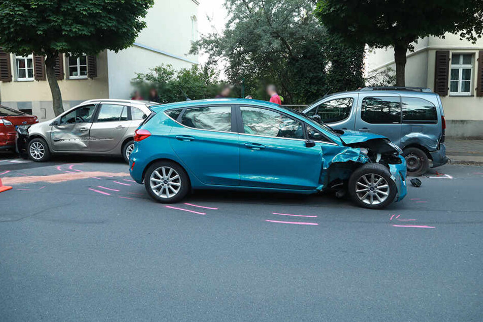 Das Fahrzeug war auf der Hechtstraße in gleich mehrere Autos gekracht.