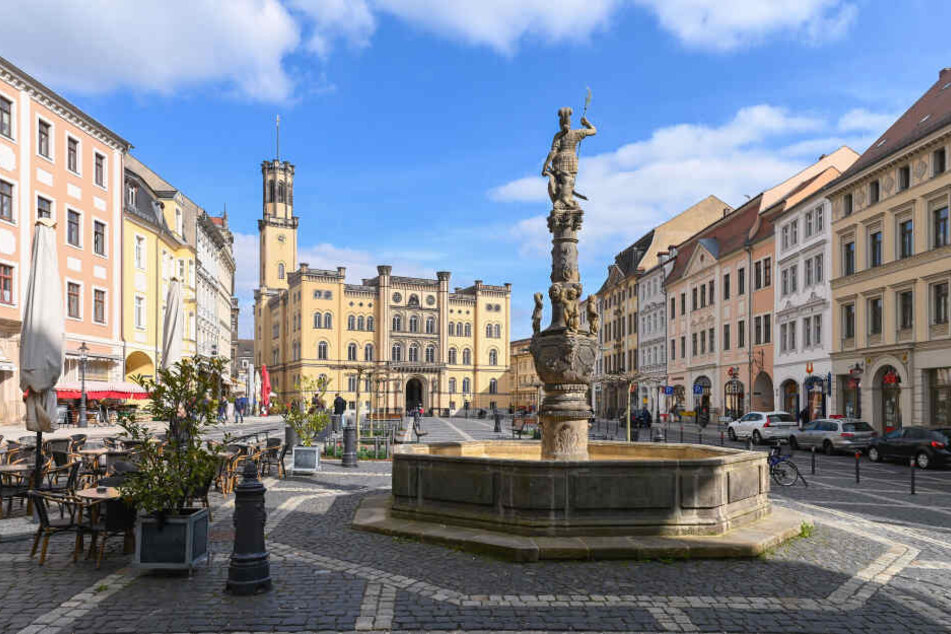 Den hübschen Marktplatz mit Marsbrunnen und Neorenaissance-Rathaus gibt's schon. Die Dreiländerbrücke plant Zittau erst noch zum Titel.