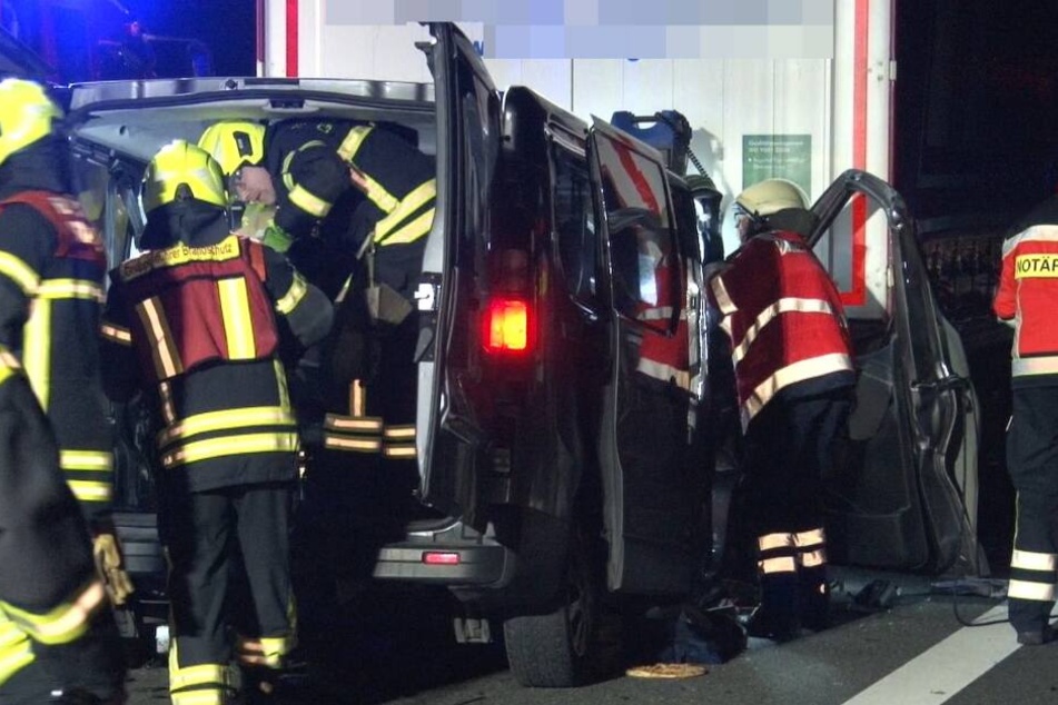 Sieben Verletzte bei schwerem Autobahn-Crash mit Lastwagen