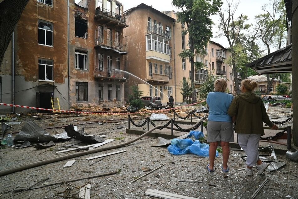 Russland greift die Hafenstadt in der Südukraine erneut mit Raketen an. Infrastruktur wird beschädigt und es gibt Opfer.