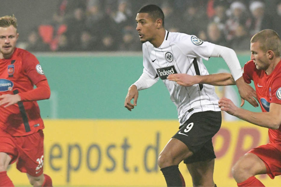 Timo Beermann (r) und Frankfurts Sebastien Haller kämpfen um den Ball.