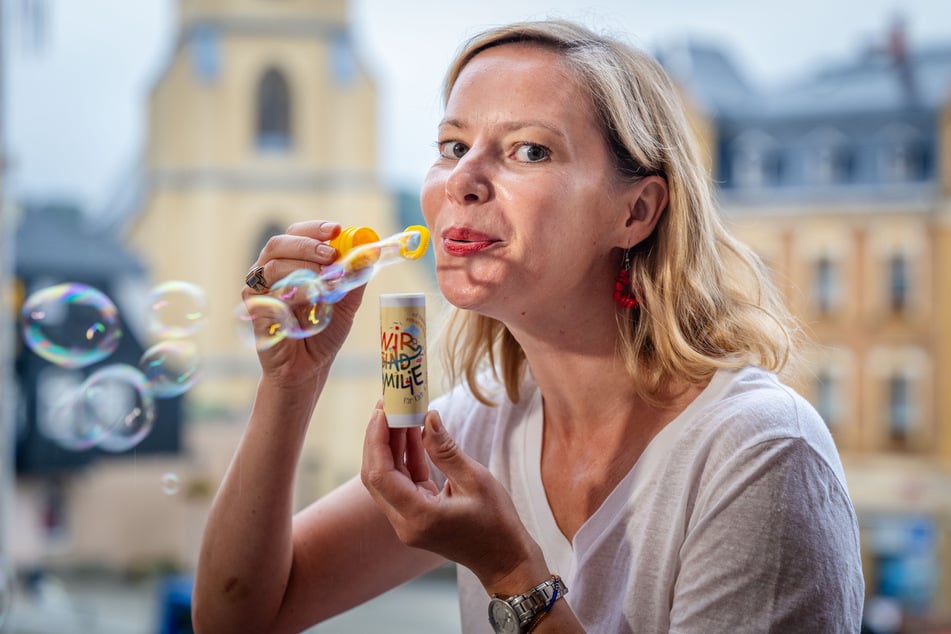 Seifenblasen für die Kinder: Teresa Weißbach (45) wird sich am Sonnabend in Stollberg unters Volk mischen.