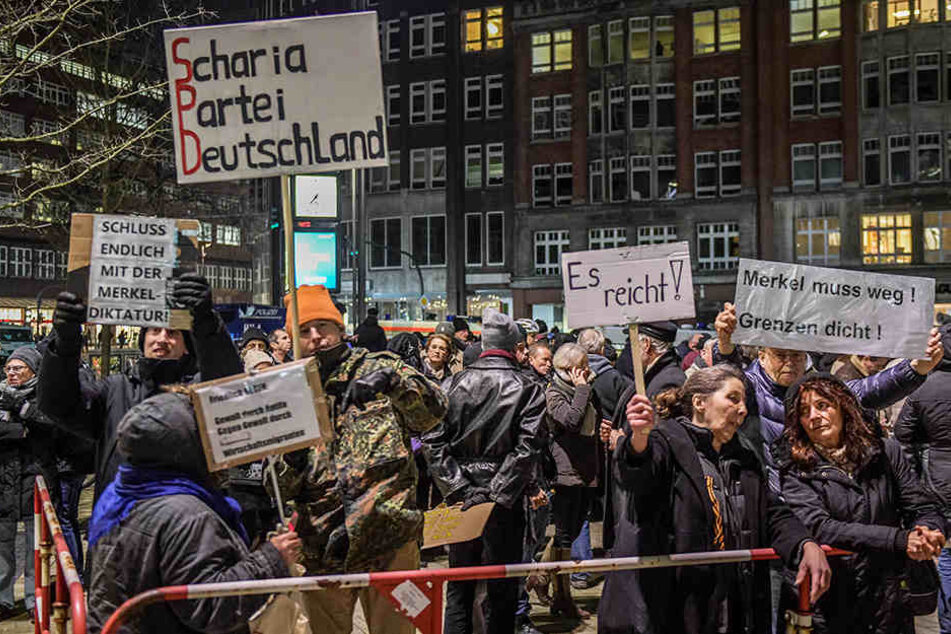 Die Demonstrationen gegen Angela Merkel in Hamburg sollen am Mittwoch wieder aufleben (Archivbild).