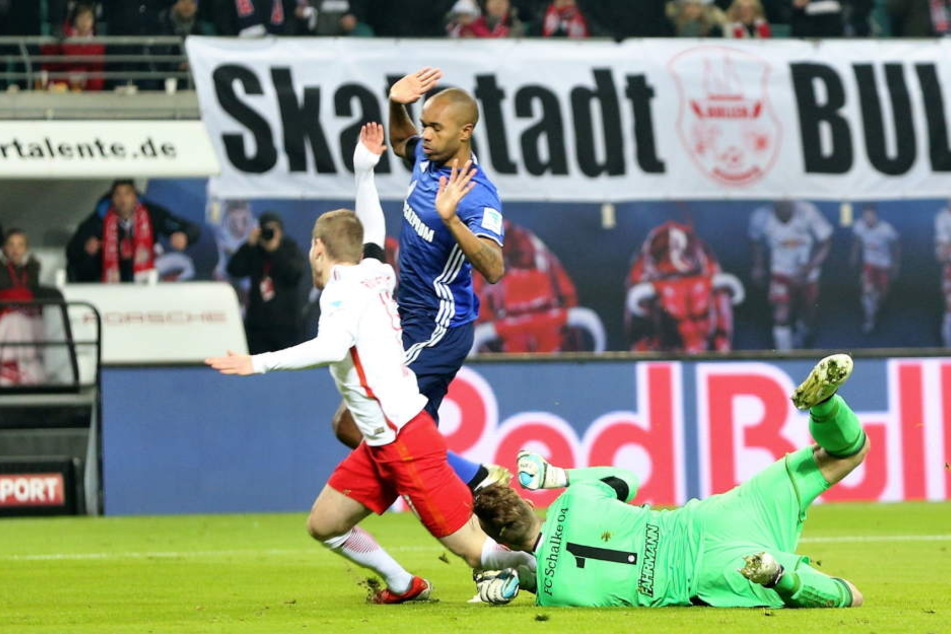 Timo Werner ließ sich kurz nach Spielbeginn im Strafraum fallen. Eine Berührung mit Torhüter Ralf Fährmann (r.) hatte es wohl nicht gegeben. Der Schiedsrichter entschied zu Unrecht auf Elfmeter.