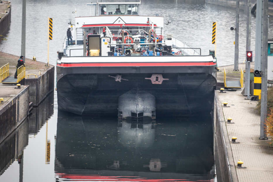 Ein vorbeifahrendes Tankschiff sorgte dafür, dass das Boot mit Wasser volllief (Symbolbild).