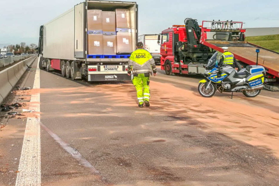 Die gesperrte Autobahn 5 ist völlig verschmutzt.