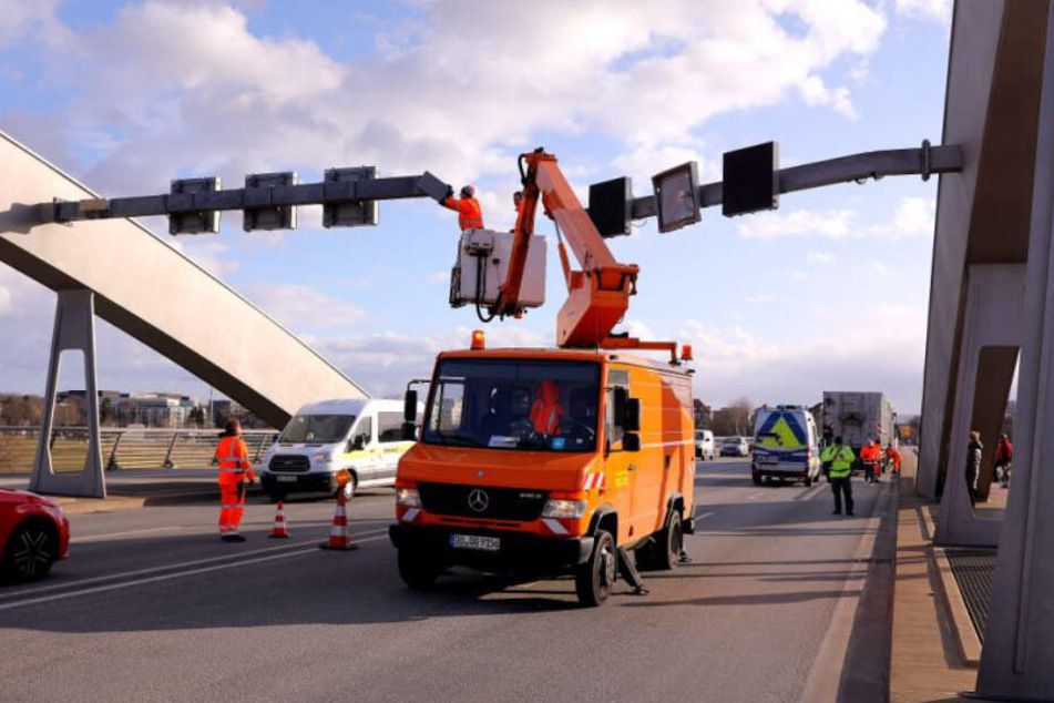 Die Einsatzkräfte kümmern sich auch um die beschädigten Anzeigetafelmasten auf der Brücke.