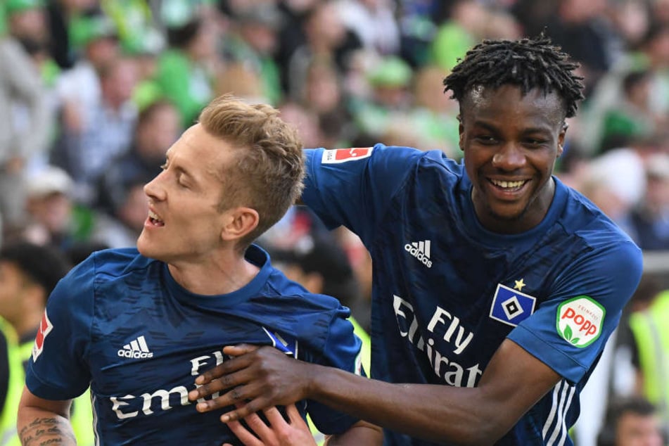 Da konnten sie noch gemeinsam jubeln: Gideon Jung (rechts) und Lewis Holtby nach einem Tor von Holtby gegen Wolfsburg (Archivbild).