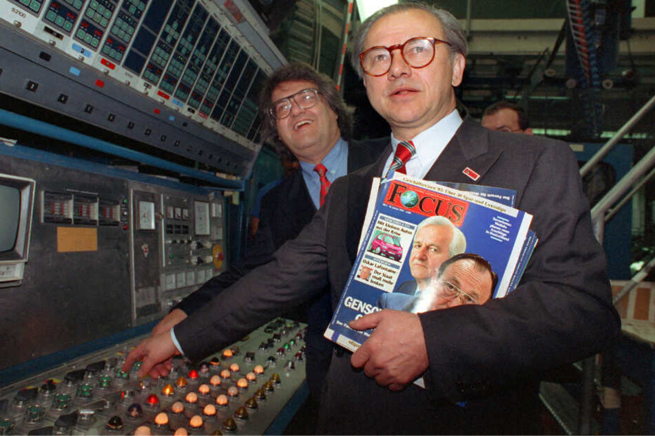 Offenburg: Der Verleger Hubert Burda (vorn) und Chefredakteur Helmut Markwort starten den Andruck des Nachrichtenmagazins "Focus" in der Großdruckerei des Burda-Verlages.