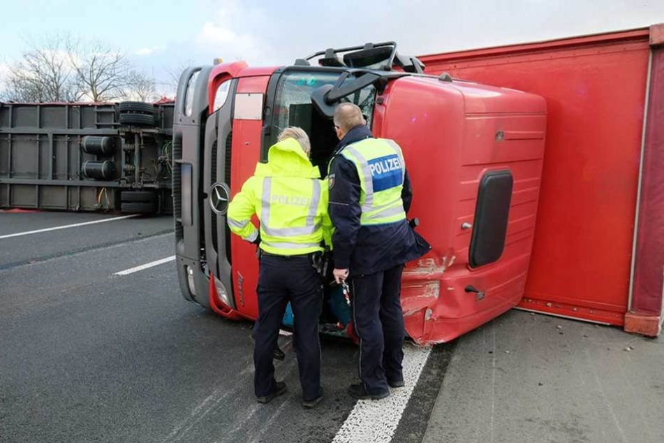 Ein Lastwagen ist bei Bonn (Nordrhein-Westfalen) auf der Autobahn 555 umgestürzt.