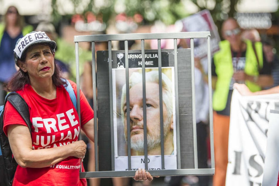 Anhänger des Wikileaks-Gründers Assange demonstrierten vor Prozessbeginn auch in Melbourne gegen seine Auslieferung an die USA.