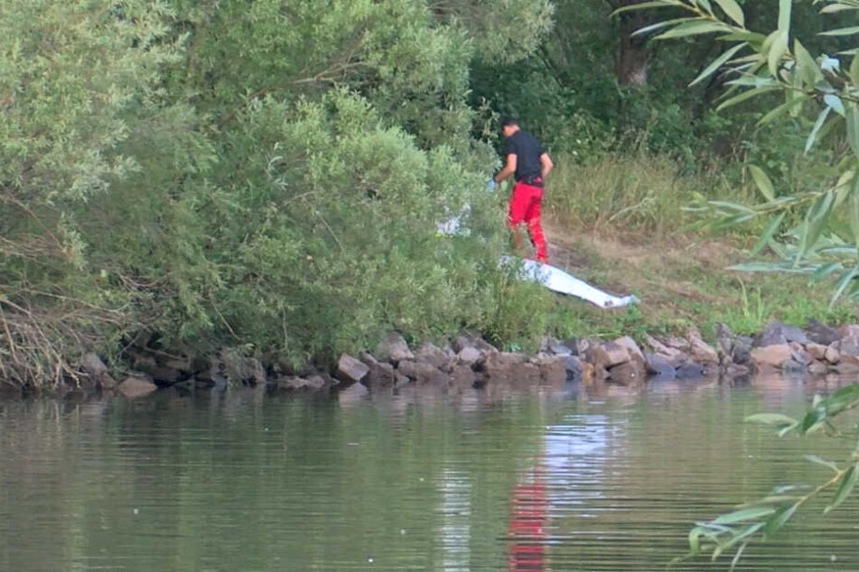 Die Leiche des Mannes wurde aus dem Wasser gezogen.