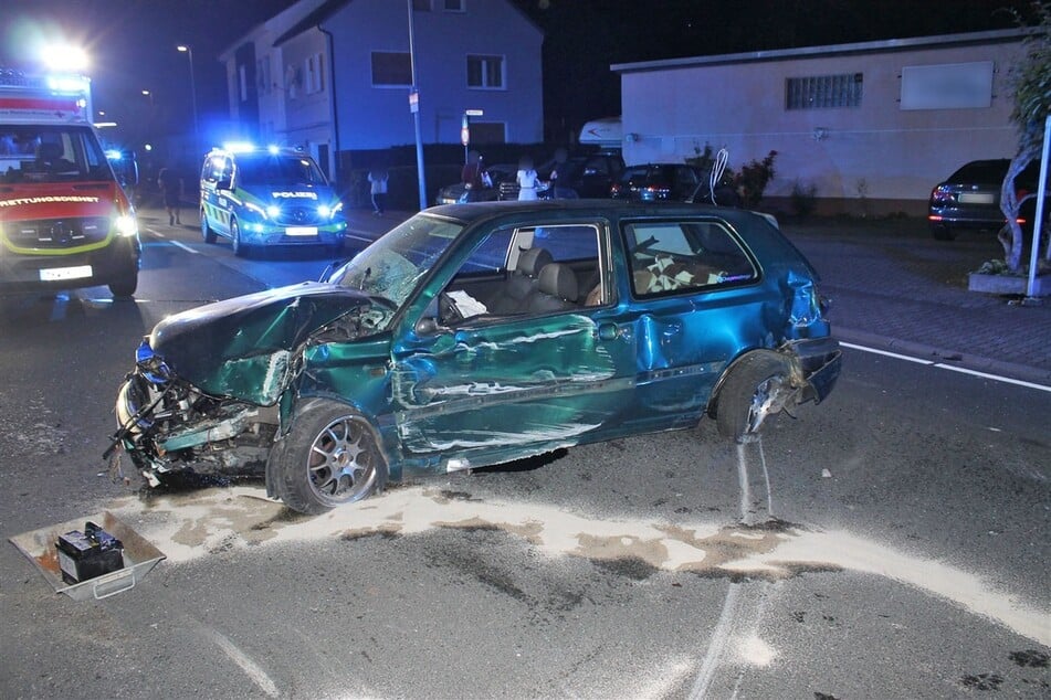 Der VW Golf wurde durch den Unfall schwer beschädigt.