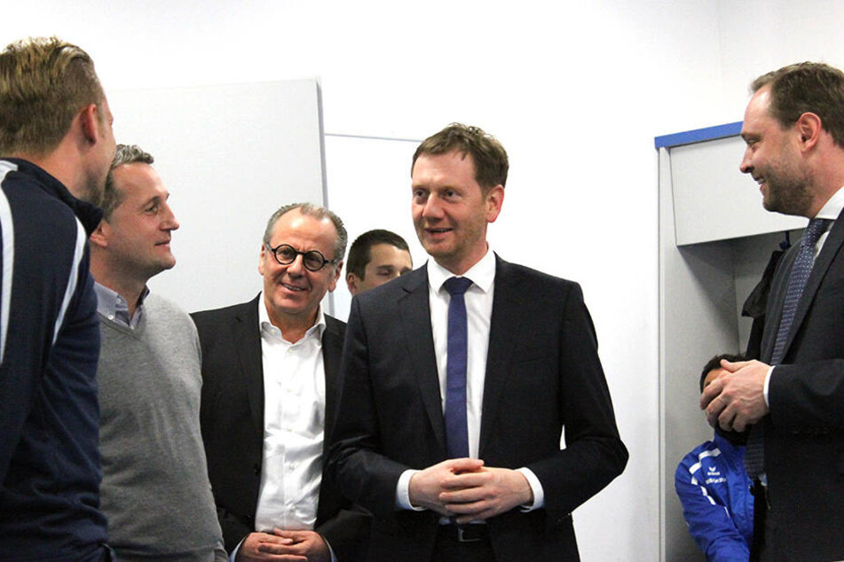 Auf dem Foto sind Kapitän Dennis Grote, CFC-Sportvorstand Thomas Sobotzik, Insolvenzverwalter Klaus Siemon und MP Michael Kretschmer (v.l.) zu sehen.