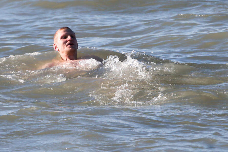 CFC-Kicker Clemens Schoppenhauer genoss ein kühles Bad im kühlen Mittelmeer.
