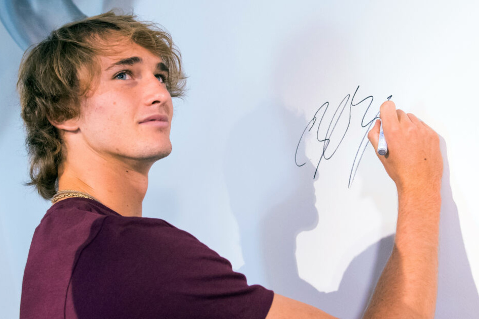 Alexander Zverev, Tennisspieler aus Deutschland, signiert während einer Pressekonferenz vor den European Open in Hamburg eine Wand.