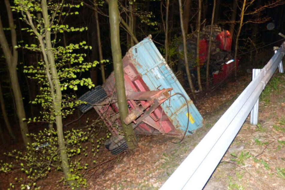 Zur Bergung von Traktor und Anhänger musste ein Kran-Unternehmen beauftragt werden.