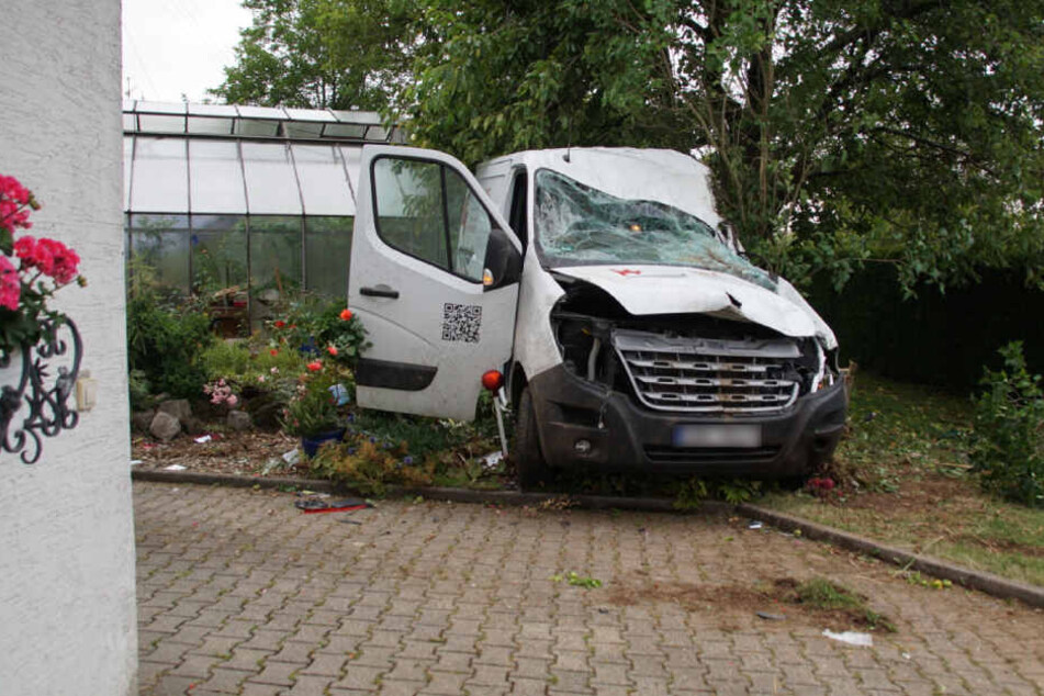 Der völlig demolierte Transporter.