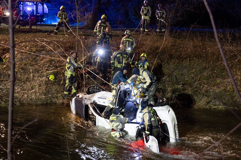 Die Feuerwehr konnte den 57-Jährigen noch mit vereinten Kräften aus seinem Auto befreien.