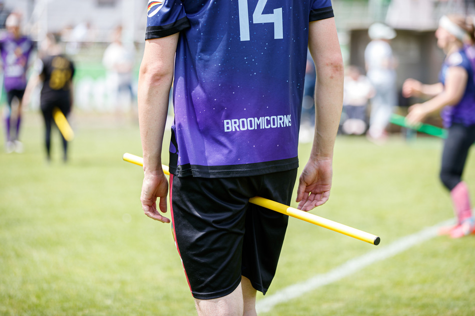 Das Rohr wird als Broom (deutsch: Besen) bezeichnet und muss von den Spielern während eines gesamten Spiels getragen werden.