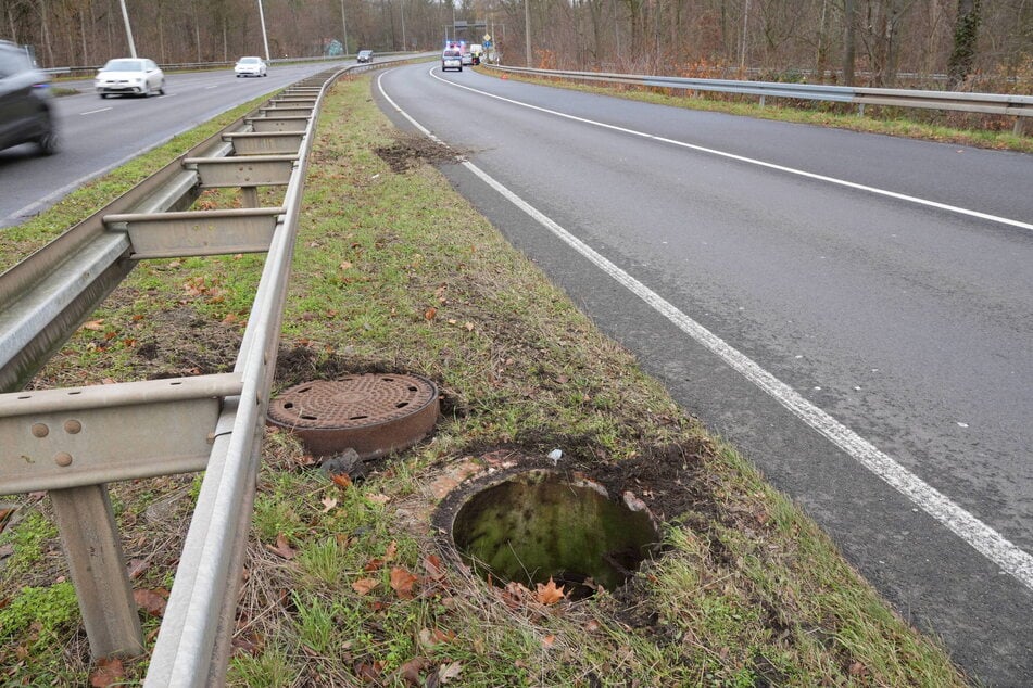 Der Unfall ereignete sich genau im Bereich eines Gullydeckels, welcher herausgerissen wurde.
